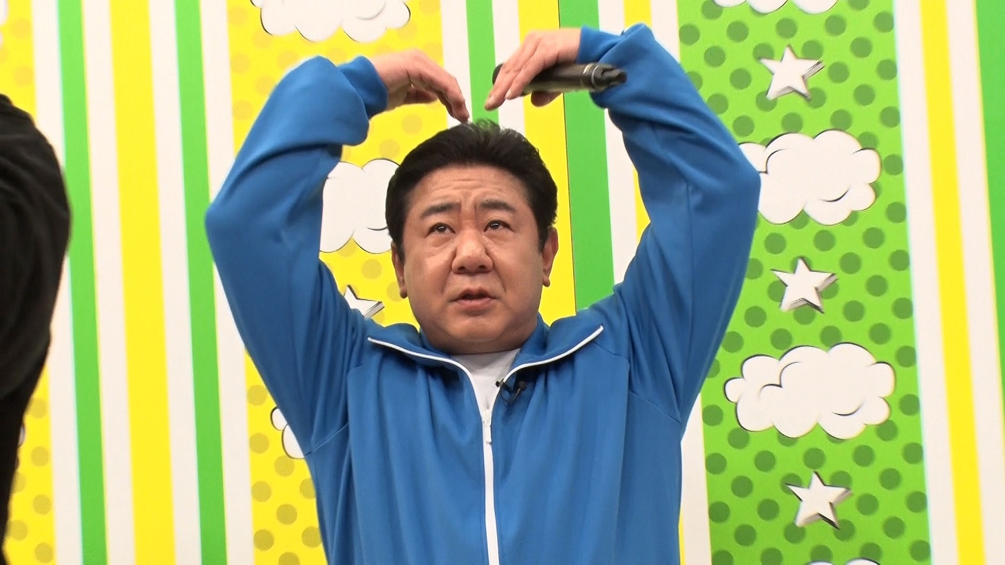 「ワイワイわっしょい」の振り付けを練習する錦鯉・渡辺