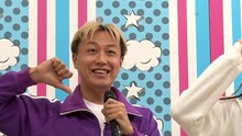 「ワイワイわっしょい」の振り付けを練習するお見送り芸人しんいち