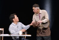 ニューヨークの提供ネタを披露するFUJIWARA