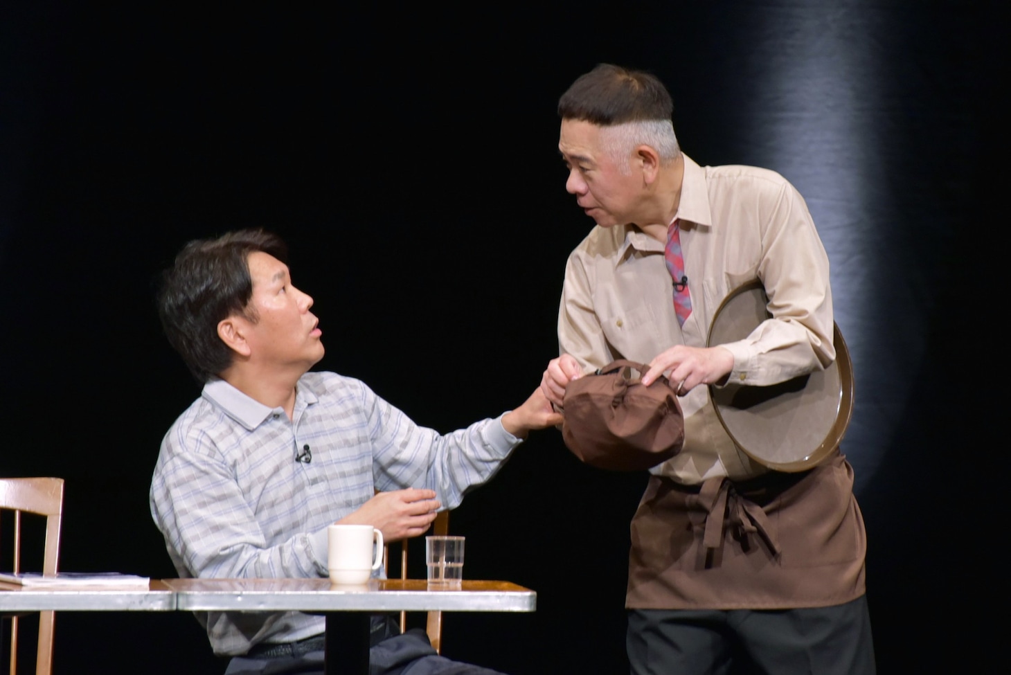 ニューヨークの提供ネタを披露するFUJIWARA