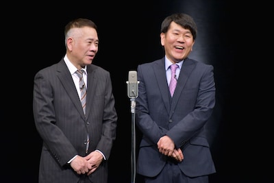 チュートリアル徳井の提供ネタで漫才を披露するFUJIWARA