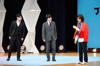 ラパルフェが出題するクイズに挑戦するトンツカタン森本（写真提供：テレビ朝日）