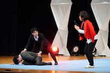 選択をミスして乃木（ラパルフェ尾身）を撃ってしまうトンツカタン森本（写真提供：テレビ朝日）