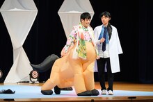 クリス松村クダの登場（写真提供：テレビ朝日）