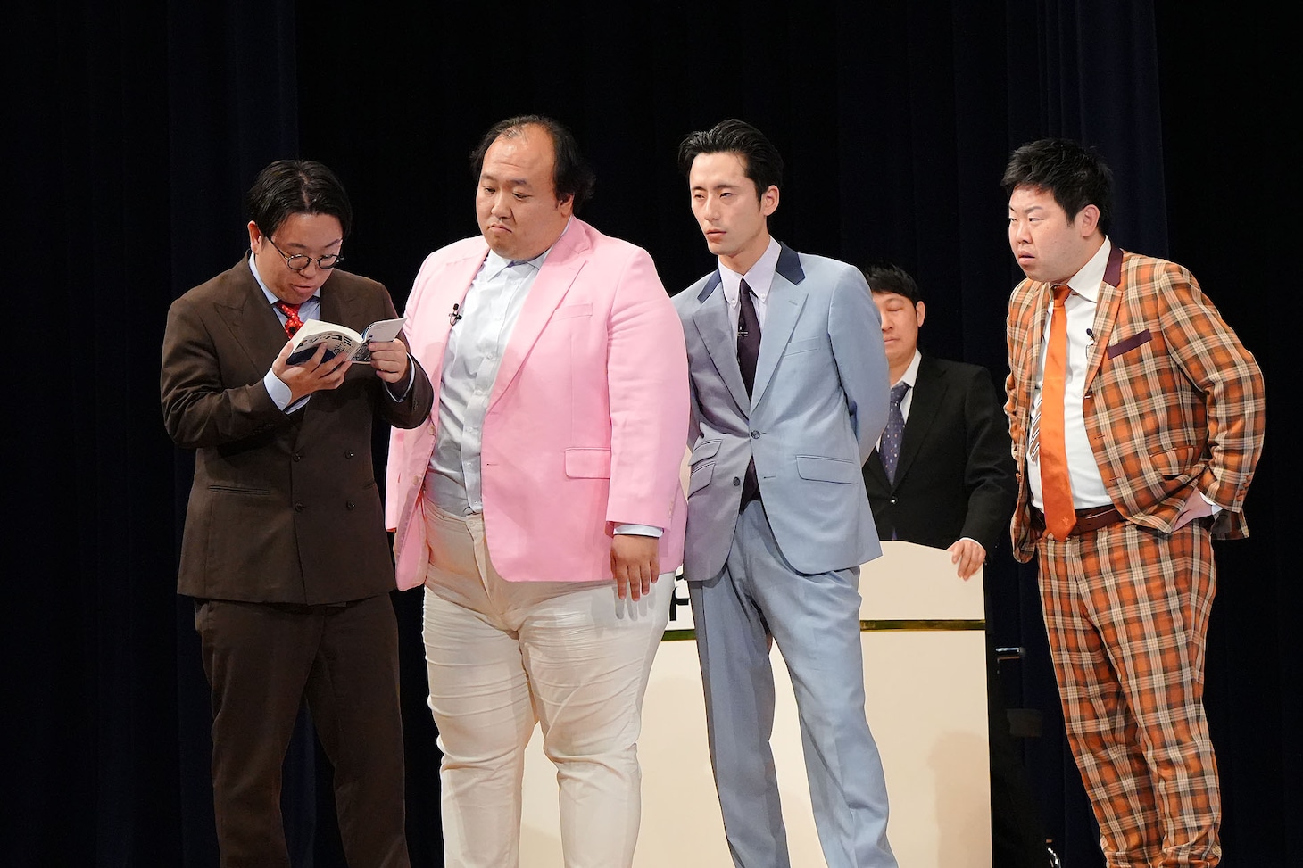 書いてある通りに「M-1」でツッコミを入れたはずだとトンツカタン森本の著書をおさらいするママタルト檜原（写真提供：テレビ朝日）