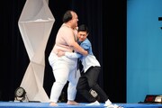 相撲対決を繰り広げるママタルト大鶴肥満とトンツカタン森本（写真提供：テレビ朝日）