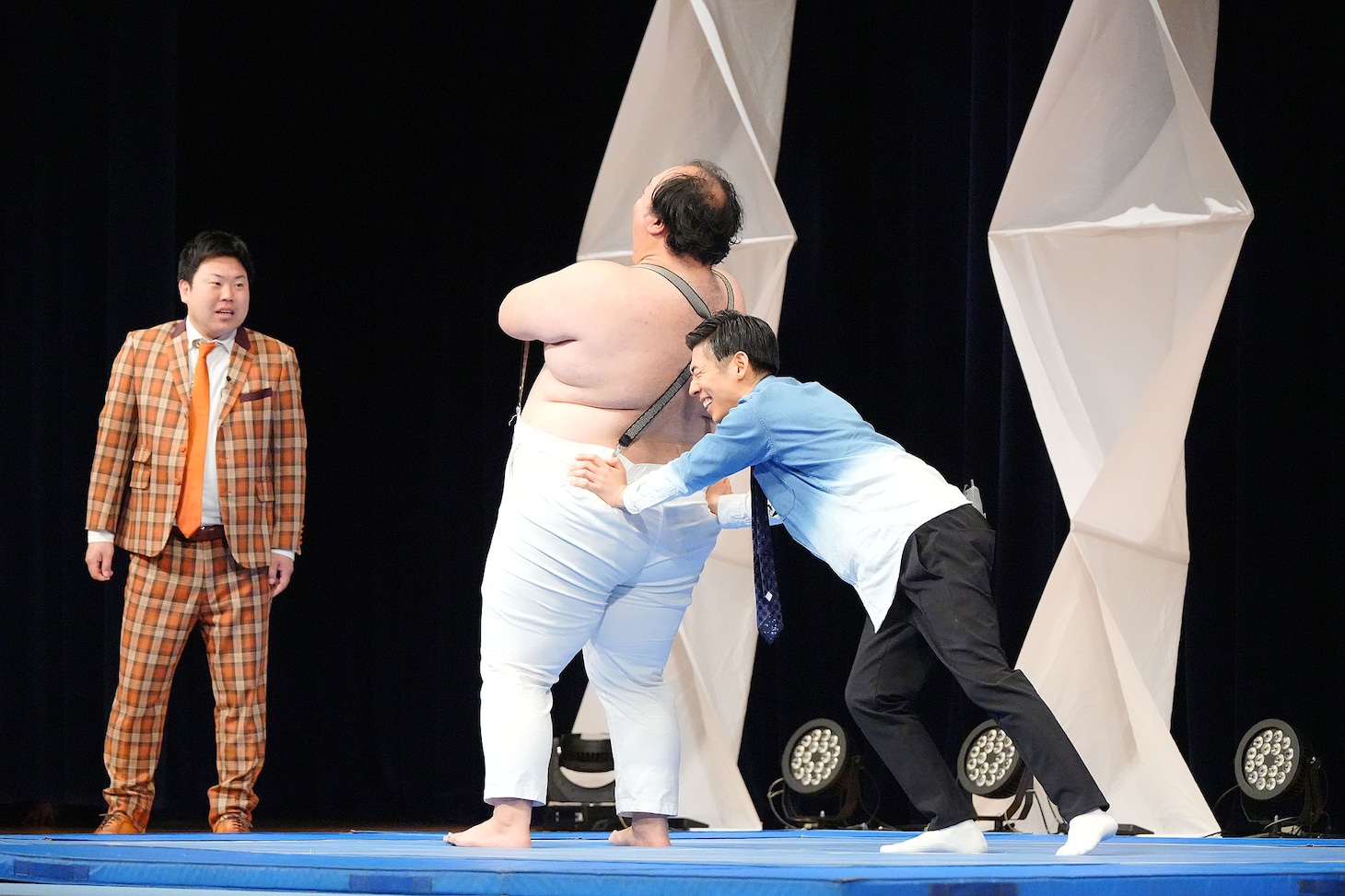 手を使わない新技を繰り出すママタルト大鶴肥満（写真提供：テレビ朝日）