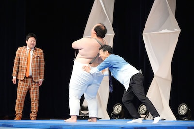 手を使わない新技を繰り出すママタルト大鶴肥満（写真提供：テレビ朝日）