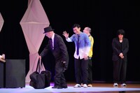 「重いカバン」のパントマイムを披露するチャーリー。使っている道具を森本が確かめると、実際に重いカバンだった（写真提供：テレビ朝日）