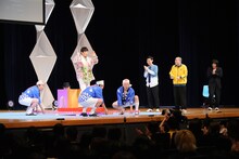 「わっしょい、わっしょい」の掛け声も虚しく持ち上がらないクリス松村神輿（写真提供：テレビ朝日）