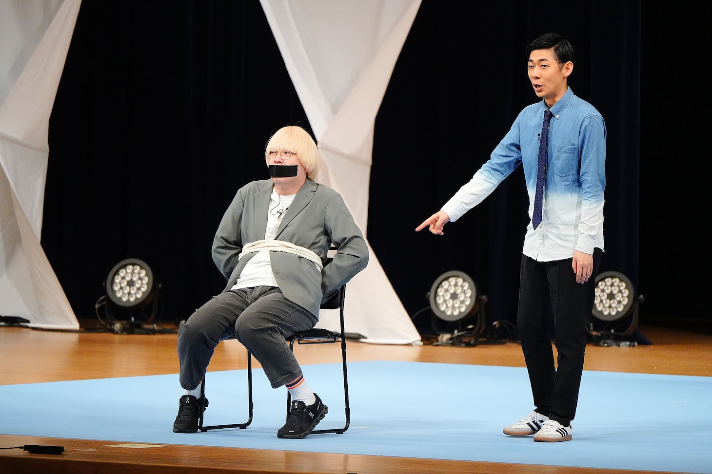 ステージ中央に置きっぱなしにされている真空ジェシカ・ガク（写真提供：テレビ朝日）