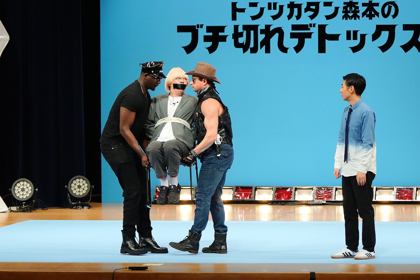 運ばれていく真空ジェシカ・ガク（写真提供：テレビ朝日）