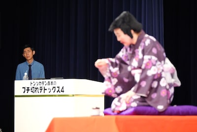 眉をひそめながらあぁ～しらきの落語を聴くトンツカタン森本（写真提供：テレビ朝日）