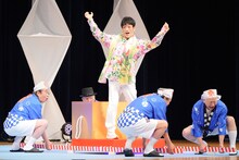 持ち上がらないクリス松村神輿（写真提供：テレビ朝日）