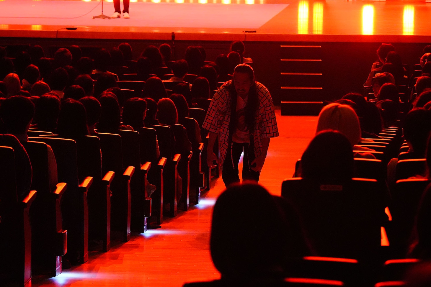 トンツカタン森本との漫才中に客席を彷徨する真空ジェシカ・ガク（写真提供：テレビ朝日）
