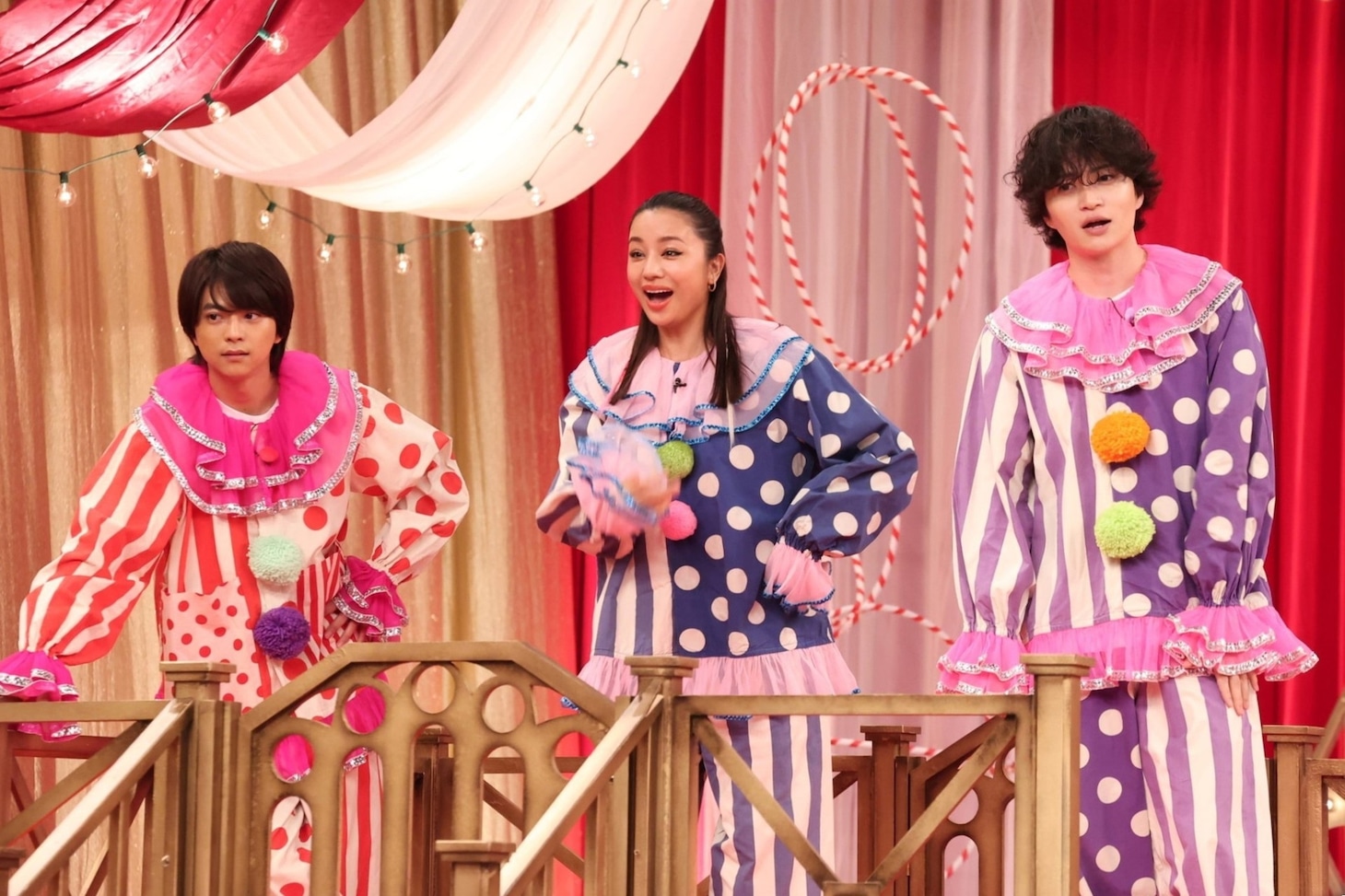 左から、佐藤勝利、高橋メアリージュン、菊池風磨