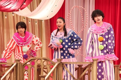 左から、佐藤勝利、高橋メアリージュン、菊池風磨