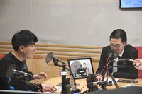 トンツカタンの在りし日の写真を持参する元トンツカタン櫻田佑