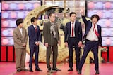 ユニット漫才を披露するエバースとや団