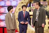 ユニット漫才を披露するエバースとや団