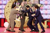 ユニット漫才を披露するエバースとや団