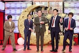 ユニット漫才を披露するエバースとや団