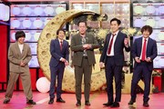 ユニット漫才を披露するエバースとや団