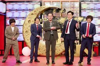 ユニット漫才を披露するエバースとや団