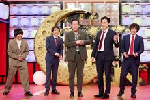 ユニット漫才を披露するエバースとや団