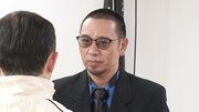 参加者を厳しく見つめる教官の千鳥・大悟