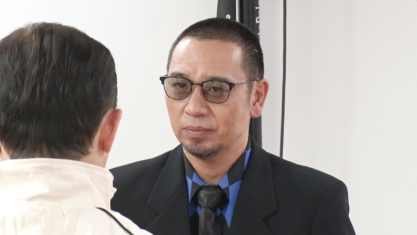 参加者を厳しく見つめる教官の千鳥・大悟