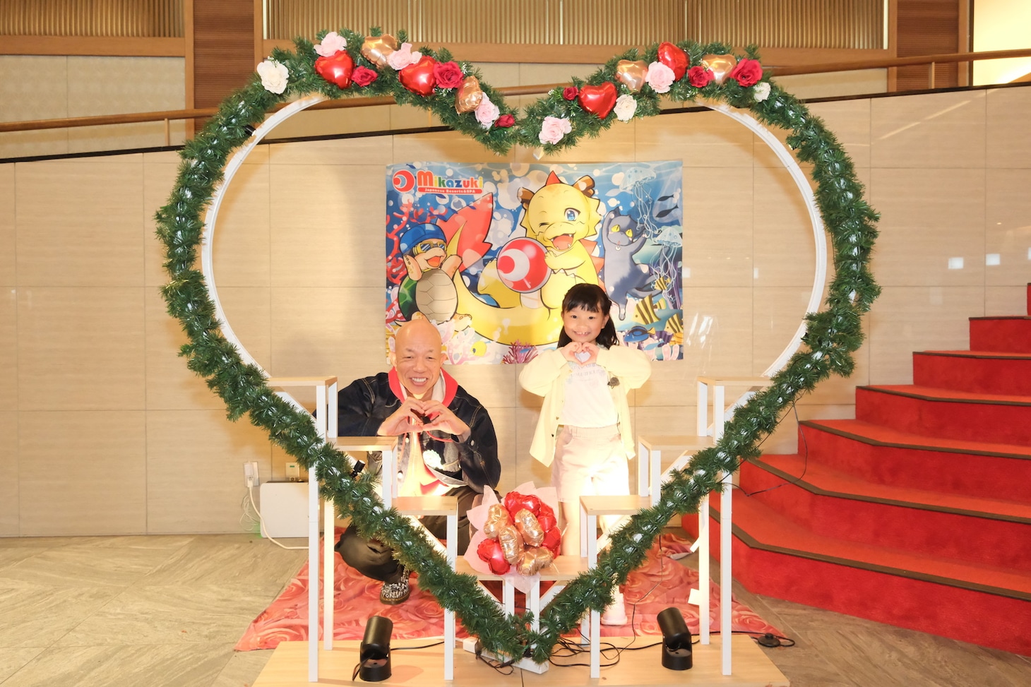 左からバイきんぐ小峠、村方乃々佳