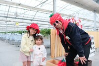 左から村方乃々佳、村方日那乃、バイきんぐ小峠