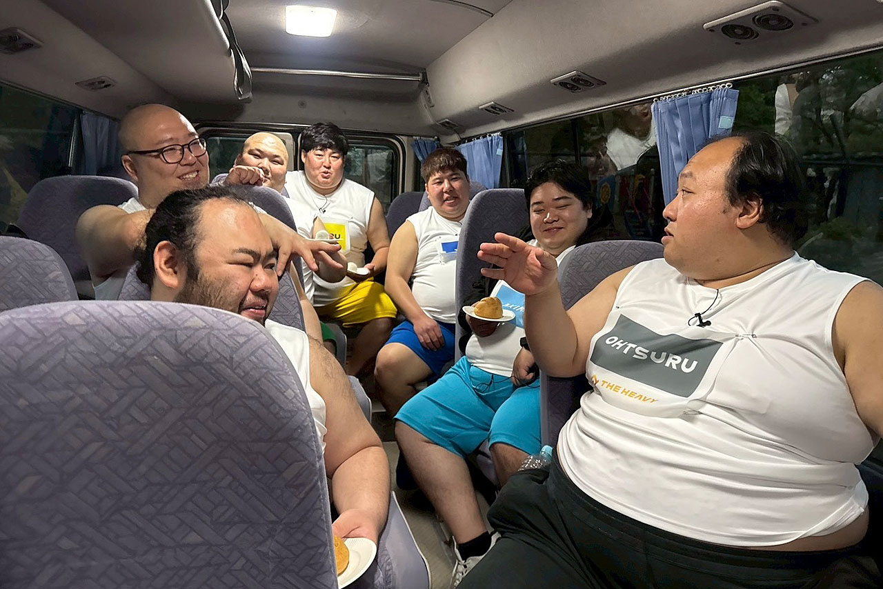 ロケバスで和むヘビーズたち