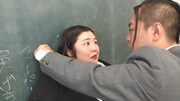 エバース町田が熊プロに“壁ドン”している様子