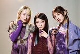「Cry×Pan」に扮する（左から）川中子奈月心、永田詩央里、河口夏音