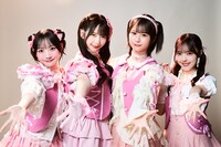 「Gleam Story」に扮する（左から）本田珠由記、谷崎早耶、尾木波菜、落合希来里