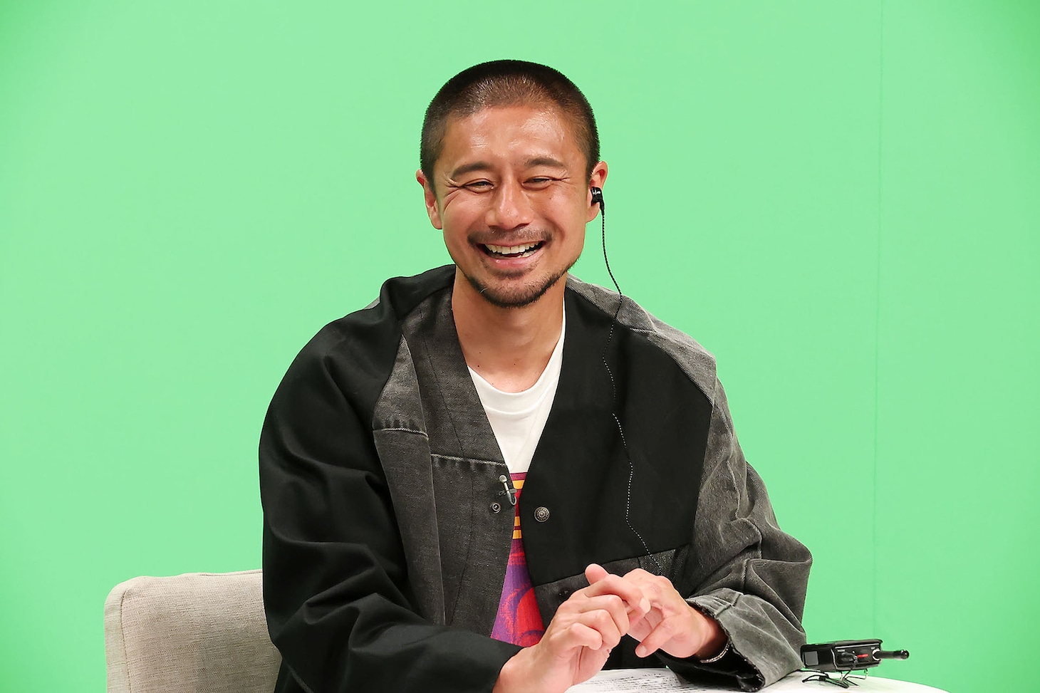 衝撃映像を鑑賞する坪井慶介
