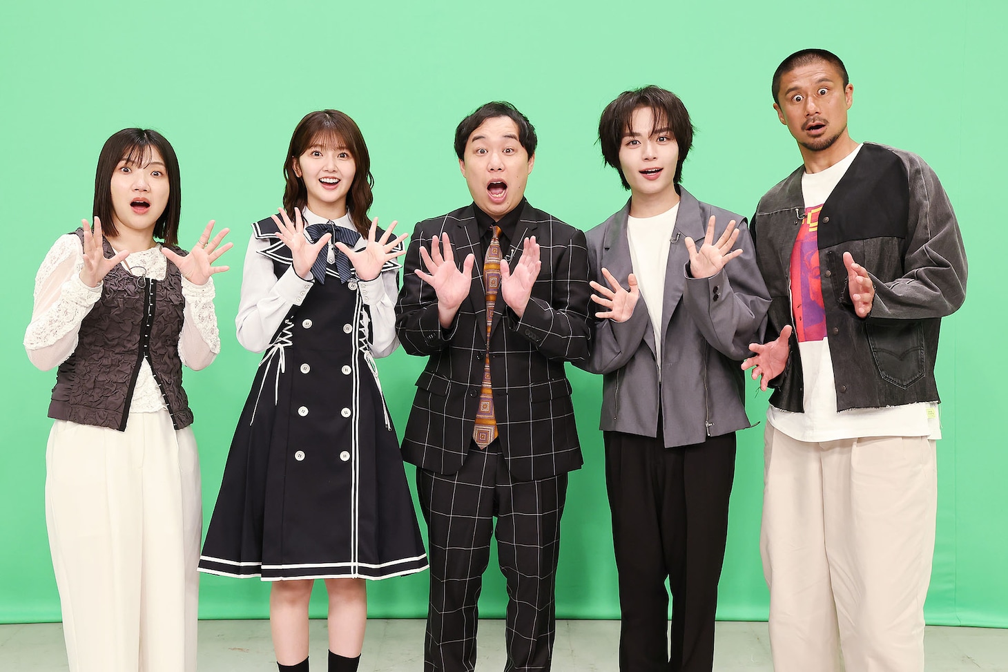 「世界中のカメラが捉えた衝撃的瞬間 TOP40」の出演者。左から3時のヒロイン福田、山下葉留花（日向坂46）、霜降り明星せいや、大西流星（なにわ男子）、坪井慶介