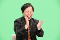 衝撃映像を鑑賞する霜降り明星せいや
