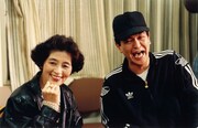 若き日の松本人志と母・秋子さん