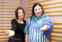左から大沢あかね、紅しょうが・熊元プロレス