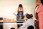 お好み焼きをひっくり返すドンデコルテ渡辺