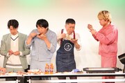 ドンデコルテ渡辺が作ったお好み焼きを味わう一同