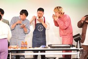 ドンデコルテ渡辺が作ったお好み焼きを味わう一同