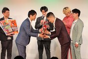 「第一回コナ-1グランプリ」で優勝し、トロフィーを受け取るドンデコルテ渡辺