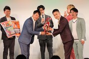 「第一回コナ-1グランプリ」で優勝し、トロフィーを受け取るドンデコルテ渡辺