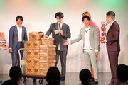「お好みソース＆お好み焼こだわりセット1年分」が贈呈されるドンデコルテ