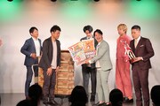 「お好みソース＆お好み焼こだわりセット1年分」が贈呈されるドンデコルテ