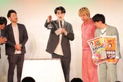 コンビ名入りのコテが贈られた